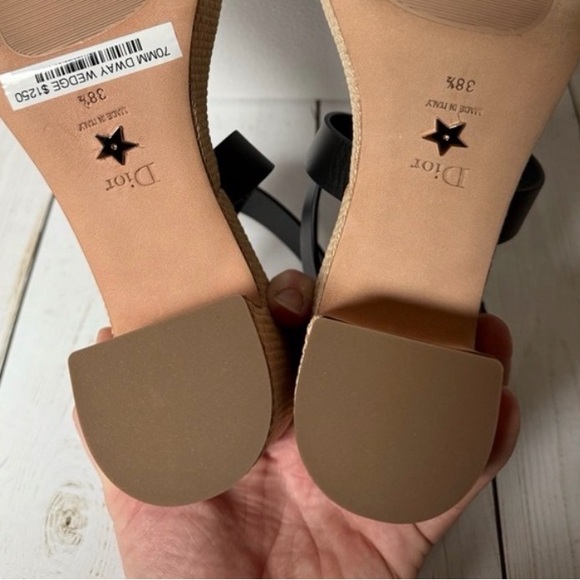 Excellent condition Christian Dior Calfskin Raffia
Embroidered Dway Platform38/5 - Picture 10 of 11